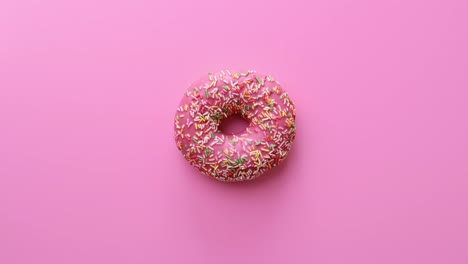 sabrosas rosquillas fritas dulces hechas en casa listas para la pausa para el café comiendo aisladas en rosa