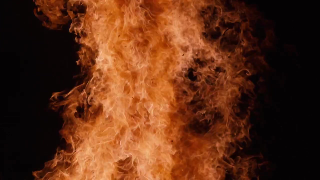 Fiamme intense che bruciano su sfondo nero