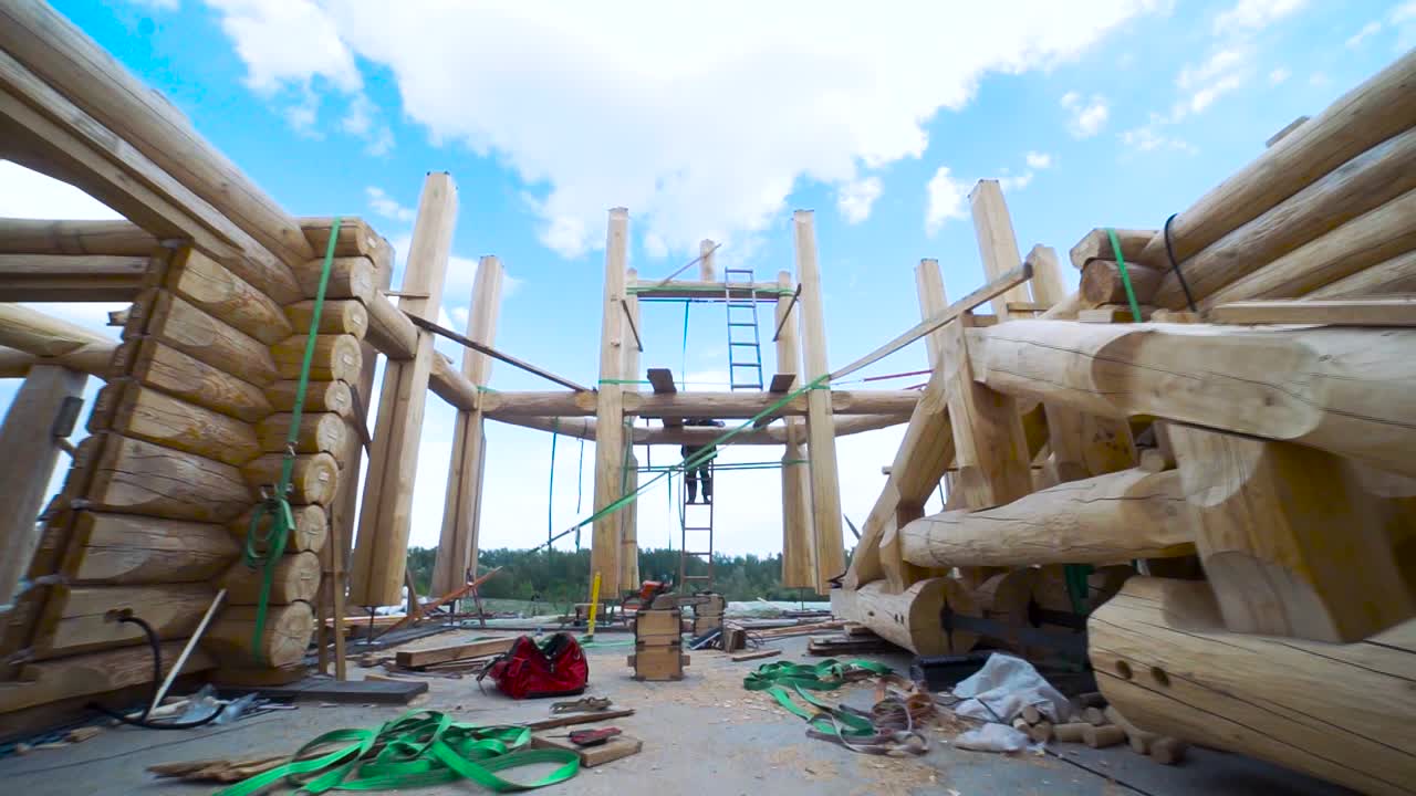 construcción de cabañas de madera en curso