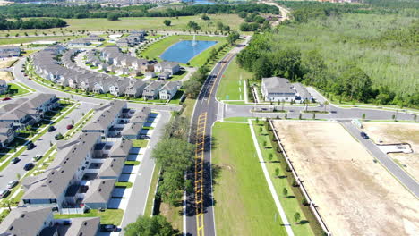 Backroad-A-Lo-Largo-De-Casas-Recién-Construidas-En-Un-Barrio-Suburbano