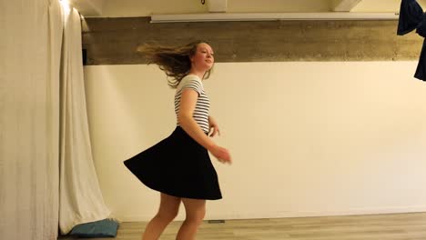 bailarina adolescente dando vueltas