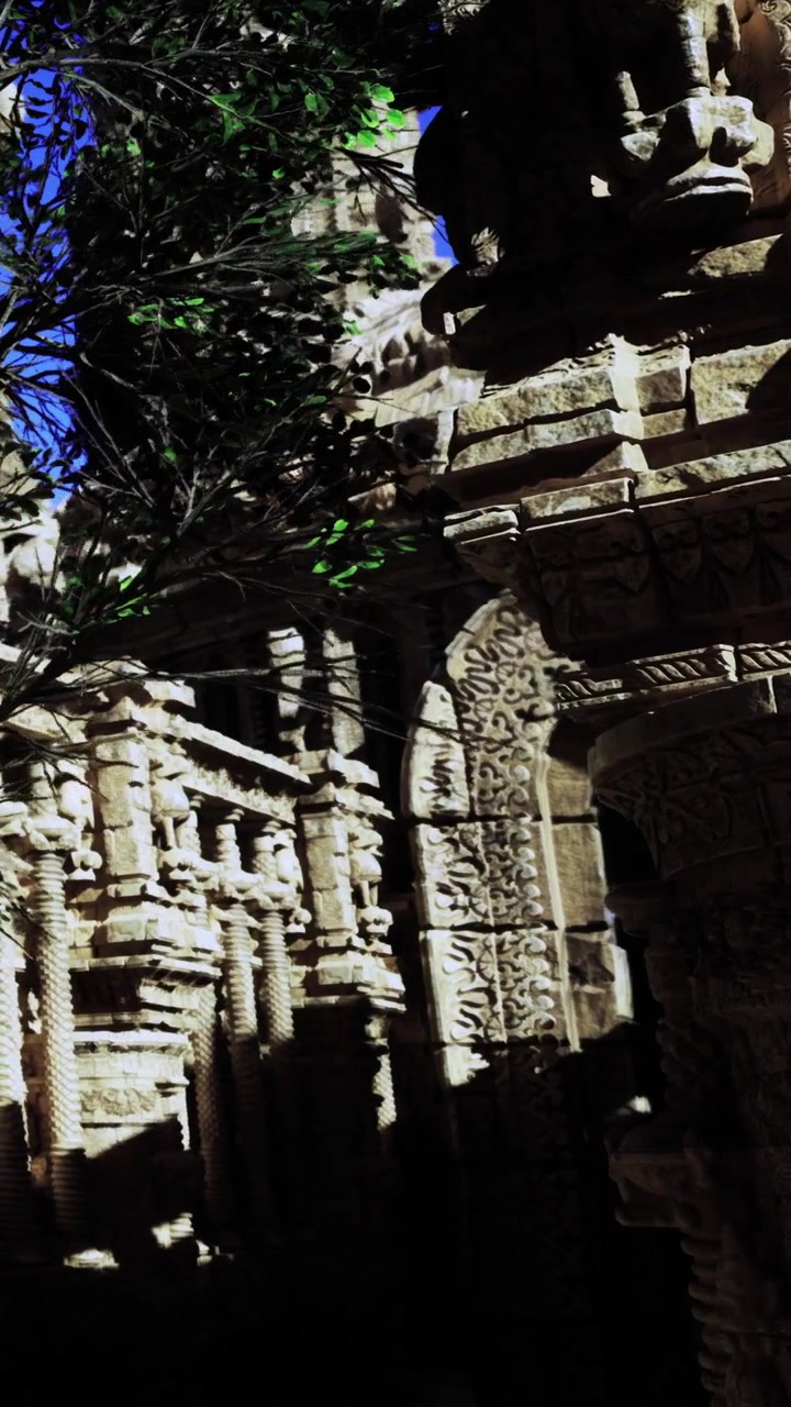 Architettura in pietra elaborata in un sito storico sotto il sole splendente.
