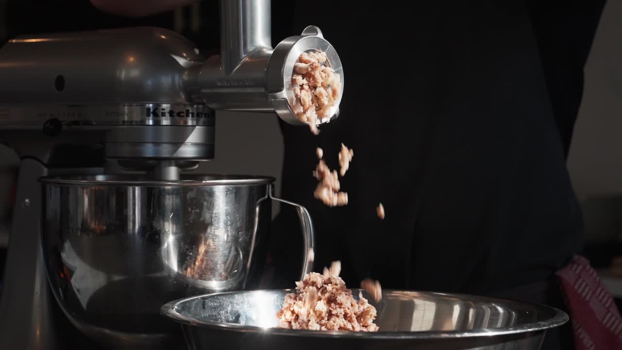 I funghi vengono tritati in preparazione per un piatto di Beef Wellington (slow motion 4K)
