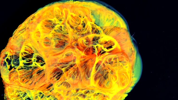 Esta Bola de Fogo Amarela Abstrata desceu lentamente do céu noturno, dando-me tempo suficiente para ligar minha câmera de vídeo e filmá-la - um videoclipe abstrato totalmente natural