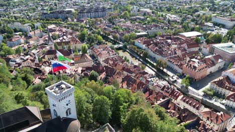 Bandera-Eslovena-Ondeando-En-La-Torre-Del-Castillo-De-Ljubljana-Drone-Vista-Aérea