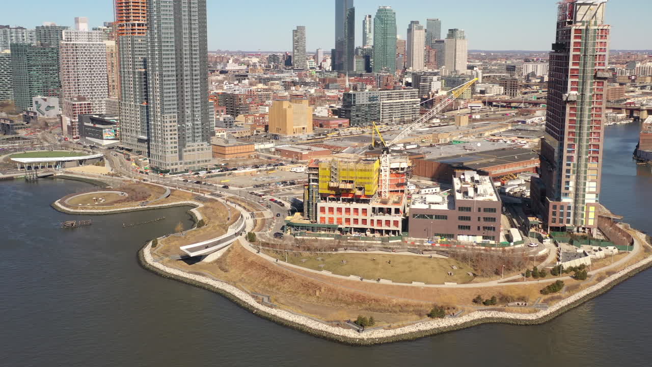 화창한 날에 긴 섬 도시를 향한 동쪽 강의 높은 각도 전망