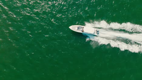 toma aérea de arriba hacia abajo de un barco navegando rápido por el océano, colombia cartagena