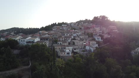 Vista-Aérea-De-Las-Casas-Del-Pueblo-De-Chlomos-En-Corfú,-Grecia.