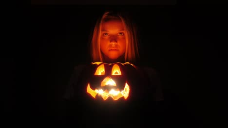 Chica-Sola-En-La-Oscuridad-Sosteniendo-Jack-O-Linterna-Aterradora-Iluminada-En-Halloween