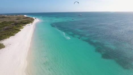 el hombre salta el kitesurf y cae en el agua del mar caribe, drone disparó a los roques