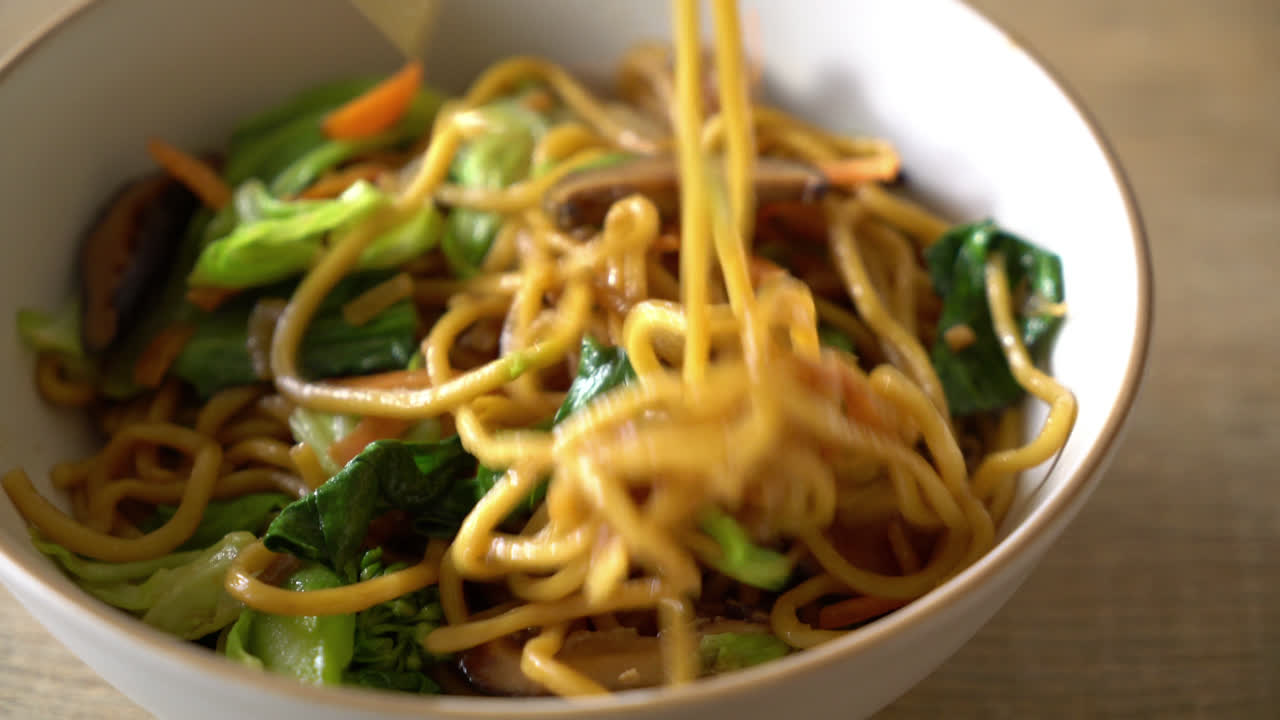 fideos yakisoba salteados con vegetales