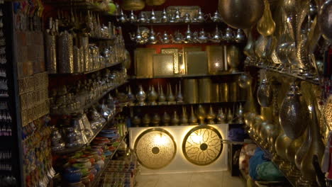 Pequeña-Tienda-En-Marrakech-Que-Vende-Productos-Tradicionales---Zoco,-Marruecos,-Mercado