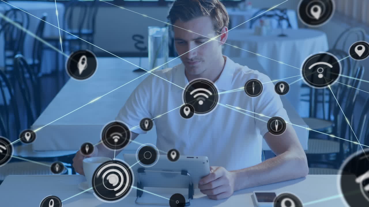 animación de una red de iconos digitales sobre un hombre caucásico bebiendo café y usando una tableta en una cafetería