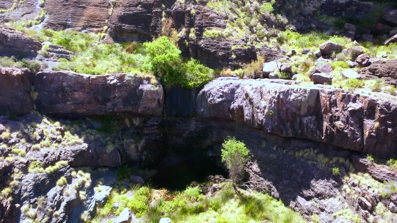 Scogliera rocciosa con vegetazione verde