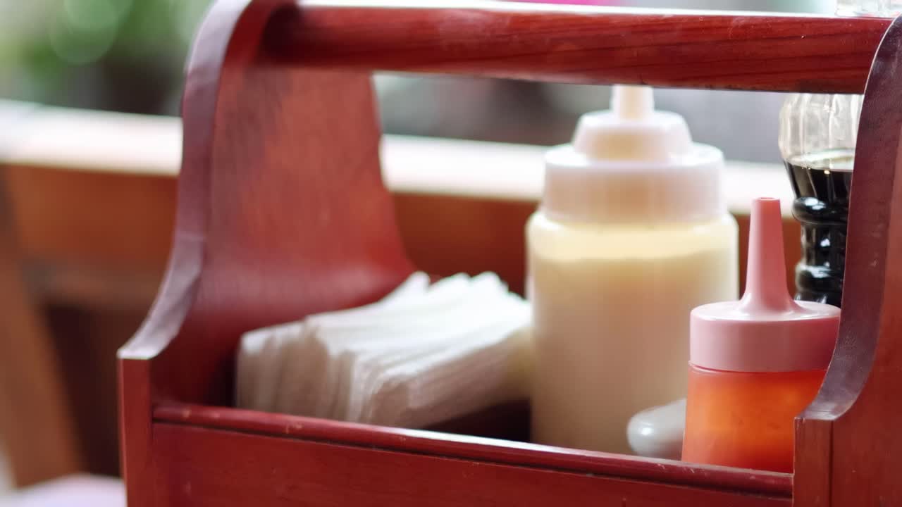 향신료 캐디 에 케 을 잡기 위해 손 을 는 것