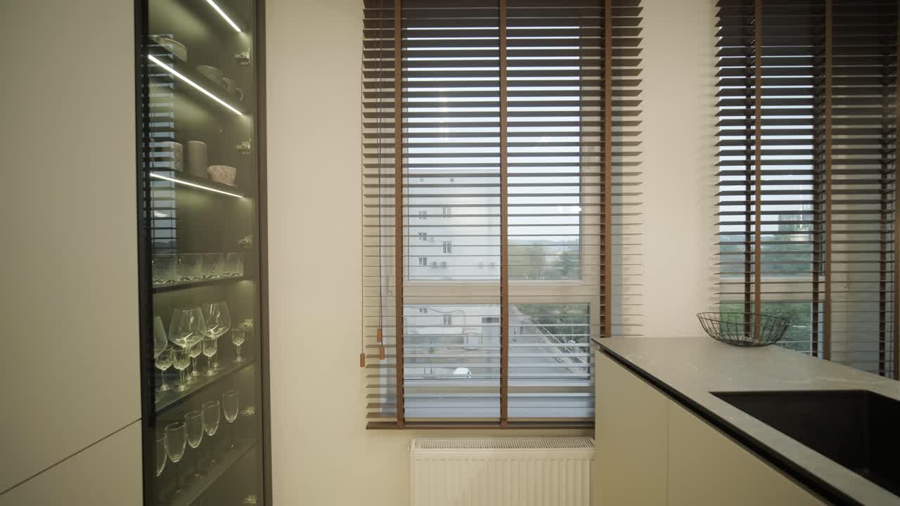 interno di cucina minimalista moderno con grandi finestre e toni neutri