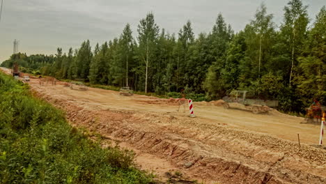 Equipo-De-Construcción-Construyendo-Una-Carretera-A-Través-Del-Bosque---Construcción-De-Varios-Días-Con-Varias-Condiciones-Climáticas-Lapso-De-Tiempo