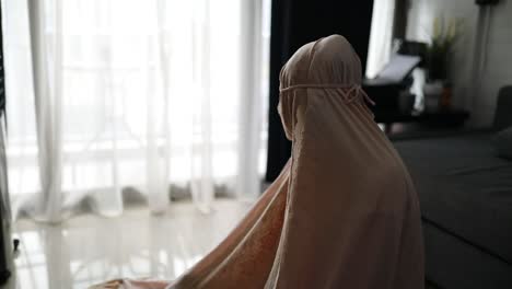 asian young woman sholat and reading qur'an