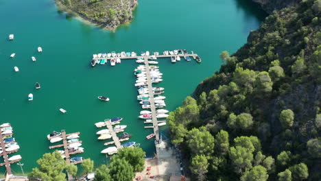 Luftbild-über-Die-Pontons-Und-Kleinen-Boote-Des-Lago-De-Bolarque