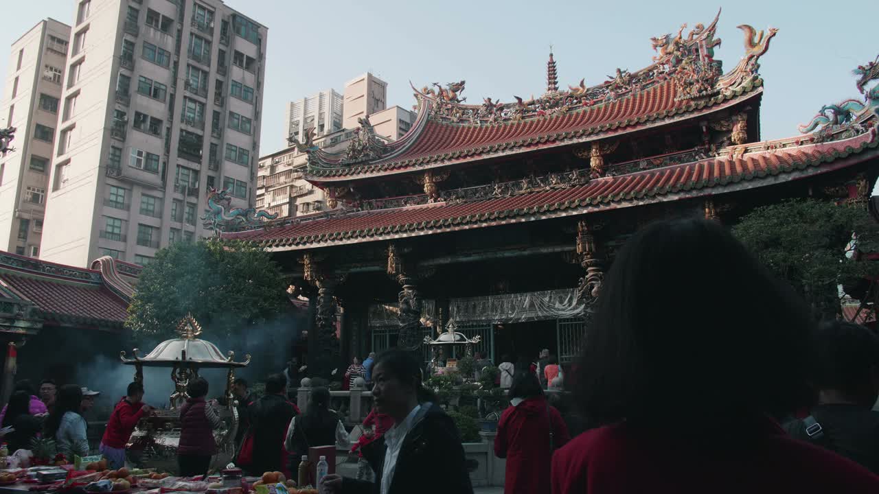 time-lapse de personas que hacen mérito en la víspera del año nuevo lunar chino en el templo de longshan