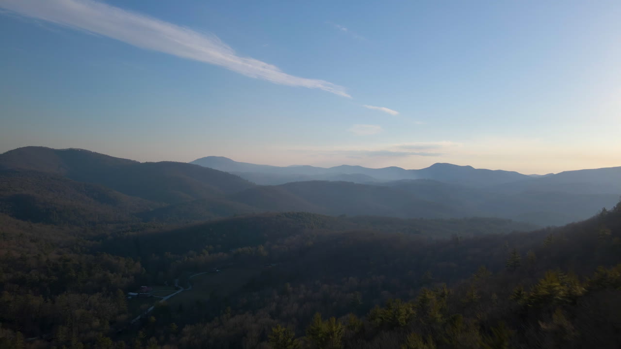 블루 릿지 산맥의 시네마틱 드론 샷