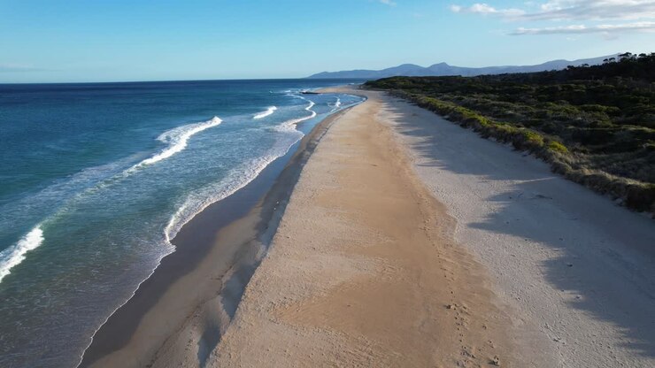Idyllische Meereslandschaft von Dianas Beach in Tasmanien, Australien – Drohnenaufnahme