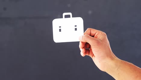 mano con papel cortado de un maletín