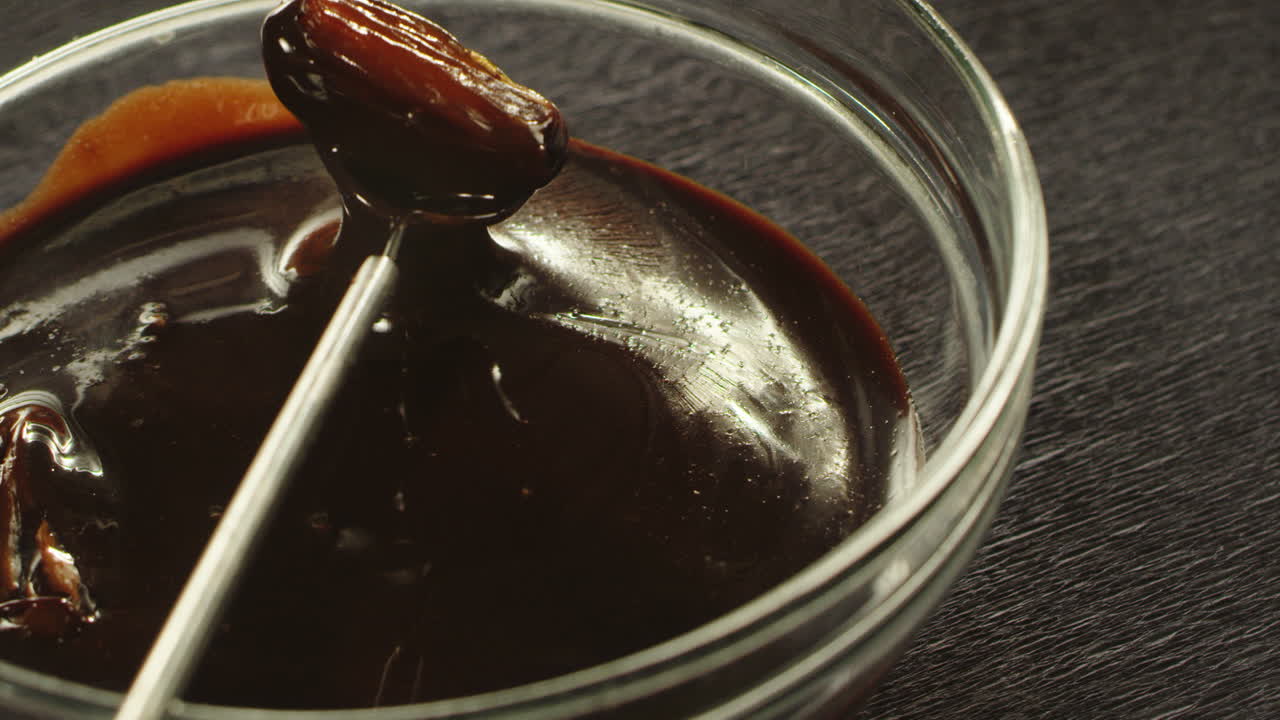 Process of manufacturing sweets with dates covered dark chocolate