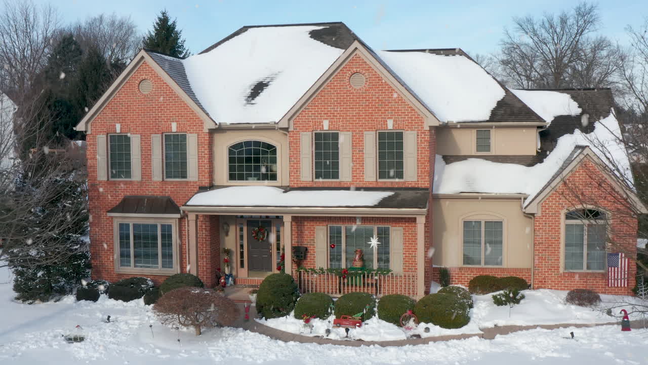 copos de nieve de invierno en casa americana con bandera, decorados para navidad