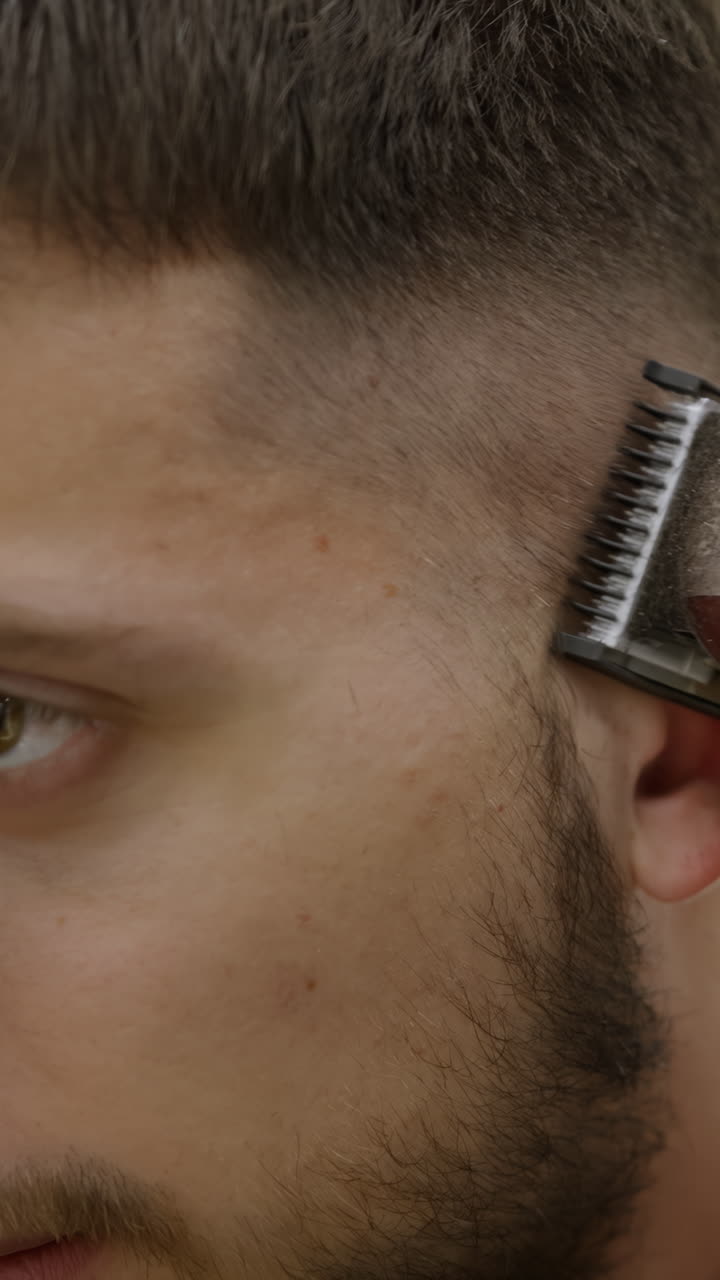 primer plano de un hombre cortándose el cabello