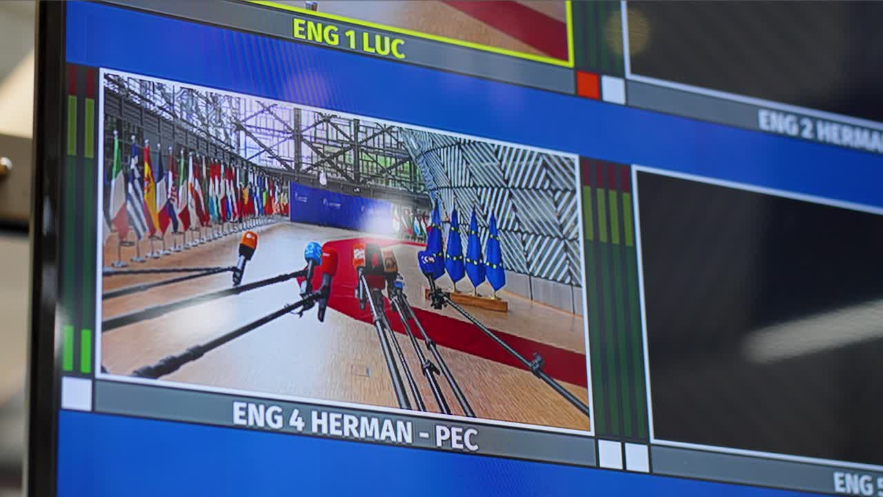 기자들의 스크린, 마이크,