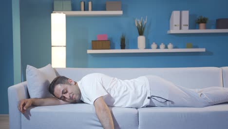 un hombre cansado se está quedando dormido.