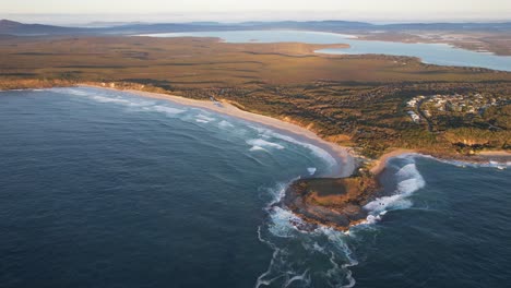 Angourie-Back-Beach-Al-Atardecer-En-Nueva-Gales-Del-Sur,-Australia---Toma-Aérea-De-Un-Drone