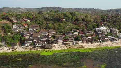 Die-Stadt-Bingin-An-Den-Klippen-Von-Uluwatu-Bei-Ebbe