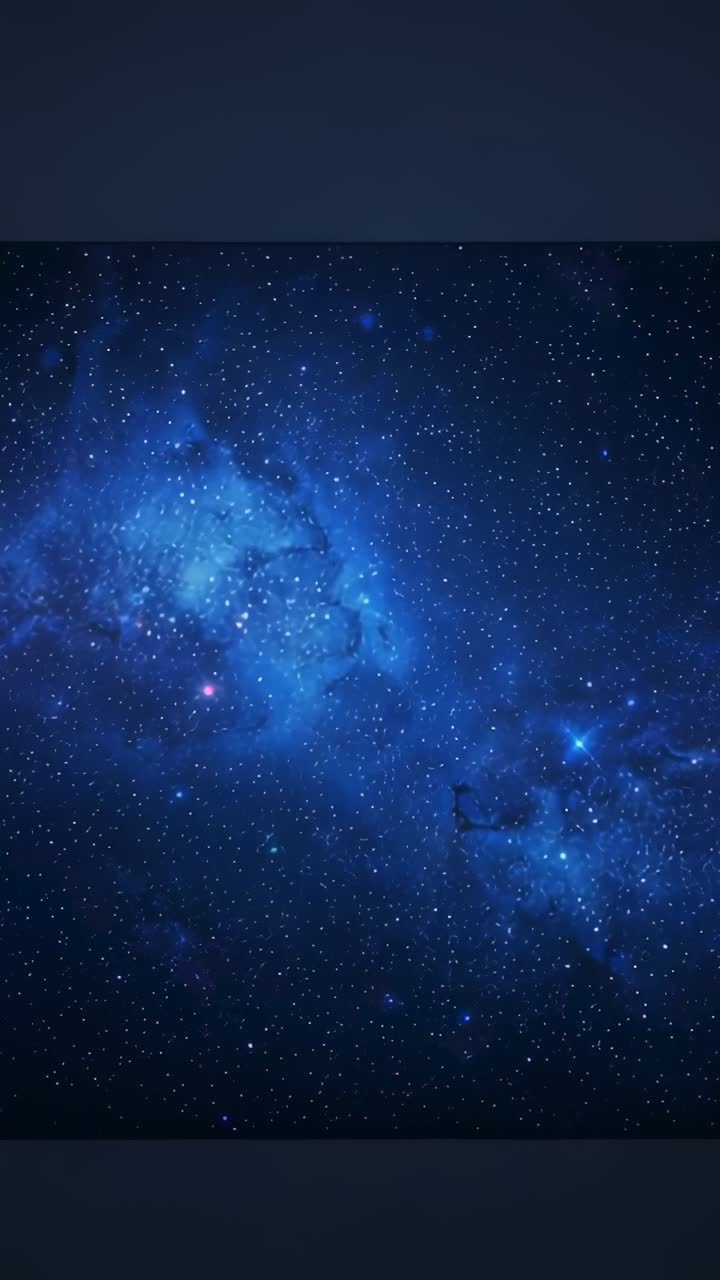 Vídeo vertical: paneo de nebulosa azul y estrellas, zoom que revela una nube en la parte inferior derecha del espacio, barras oscuras