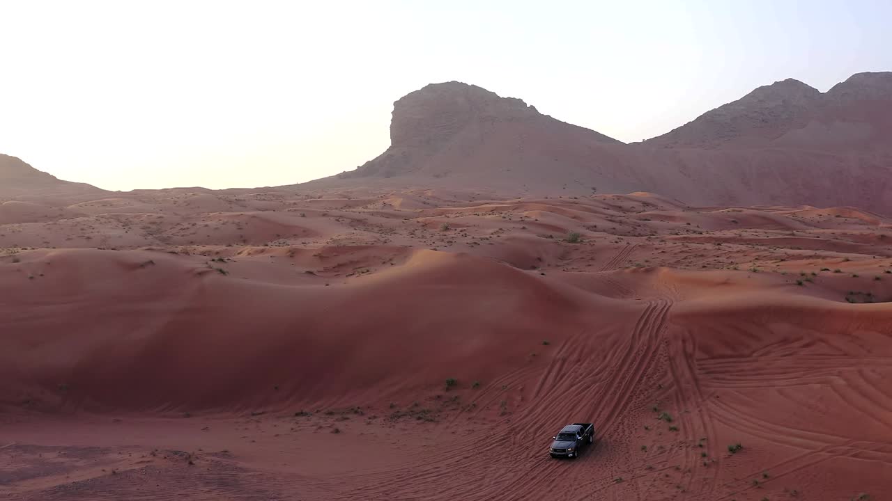 imágenes de drones en 4k, vista aérea de la meseta de rocas fósiles en el desierto de meliha con ondas de arena, paisaje geológico de la esfinge en las dunas de arena del desierto en los emiratos árabes unidos, videos de drones