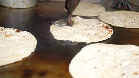 Cocinar-Roti-Chapati-En-Una-Sartén-Grande,