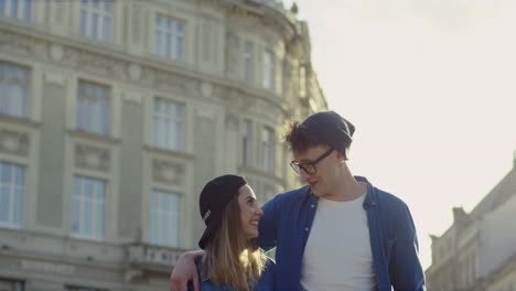 foto de retrato de una pareja joven de hipsters parados al aire libre