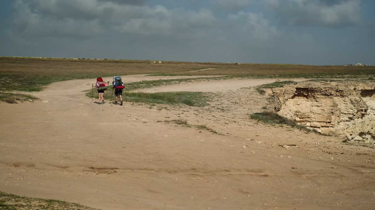 절벽 을 따라 먼지 가득 한 길 에 있는 산책자 들