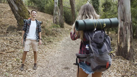 Touristenmädchen-Mit-Fotokamera,-Die-Fotos-Von-Ihrem-Freund-Macht