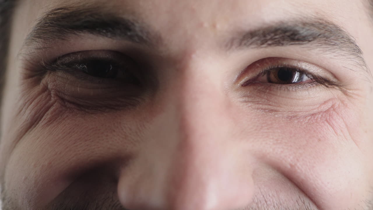de cerca hombre ojos marrones mirando feliz sonrisa emoción expresión alegre
