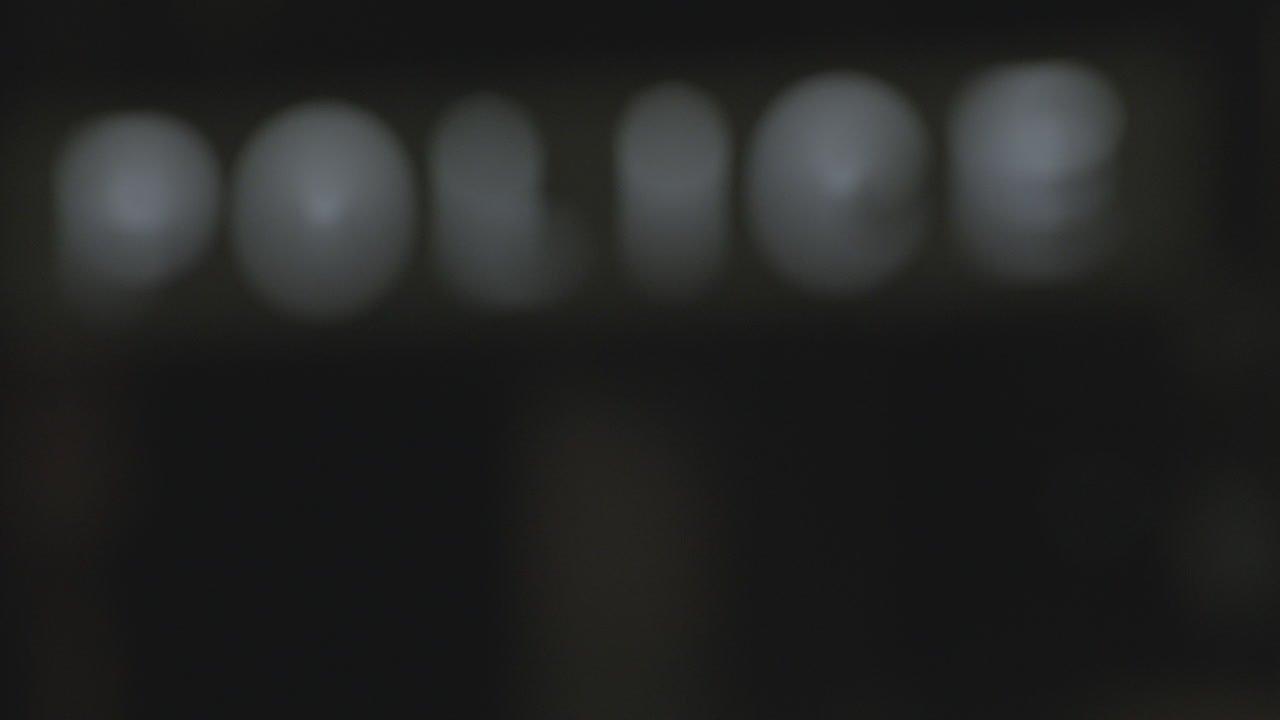 полицейский знак крупным планом, фокус на стойке