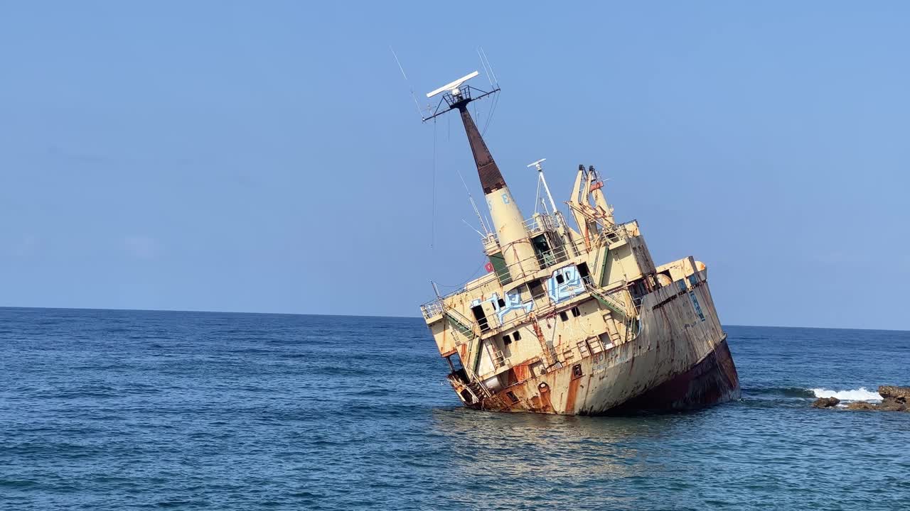 키프로스 파포스 근처 에 있는 페이아 해변 에 있는 버려진 에드로 3호 선박