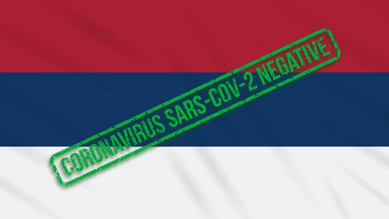 serbia balanceando la bandera con el sello verde de la libertad del coronavirus, bucle