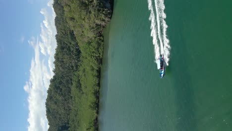 Touristenboot-Verlässt-Den-Weißen-Kielwasserpfad-Auf-Der-Meeresoberfläche-Der-Dominikanischen-Republik