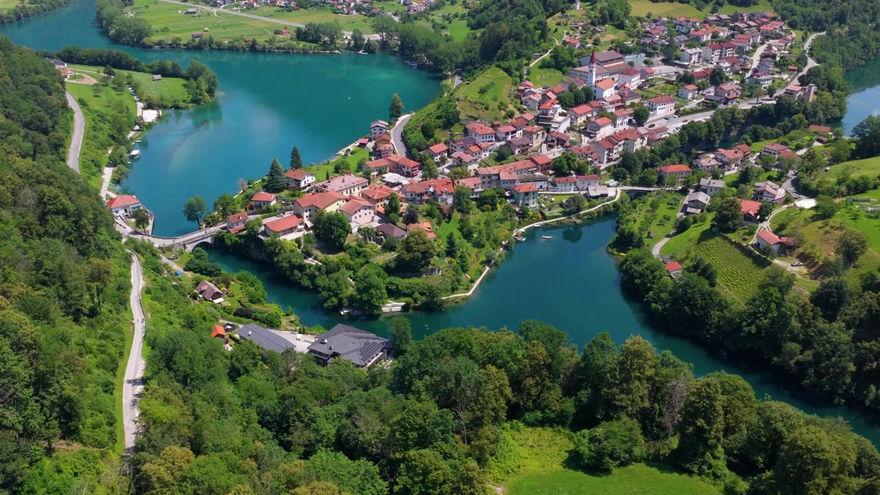 Veduta aerea della città di Most na Soči nella regione del Litorale in Slovenia
