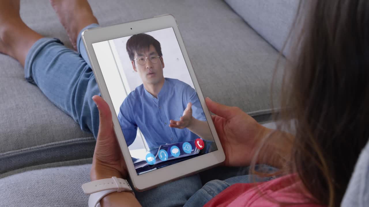 디지털 태블릿에서 비디오 회의를 하는 여자