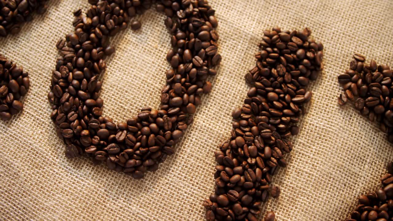 granos de café tostados que forman el año 2017 4k