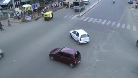 el tráfico en una concurrida intersección en una ciudad de la india pasa en un lapso de tiempo