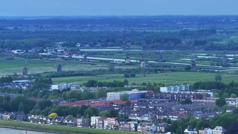 Vista-Aérea-De-Los-Molinos-Al-Fondo-En-Kinderdijk-Con-Revelación-De-La-Tienda-De-Un-Crucero-Por-El-Río-Navegando